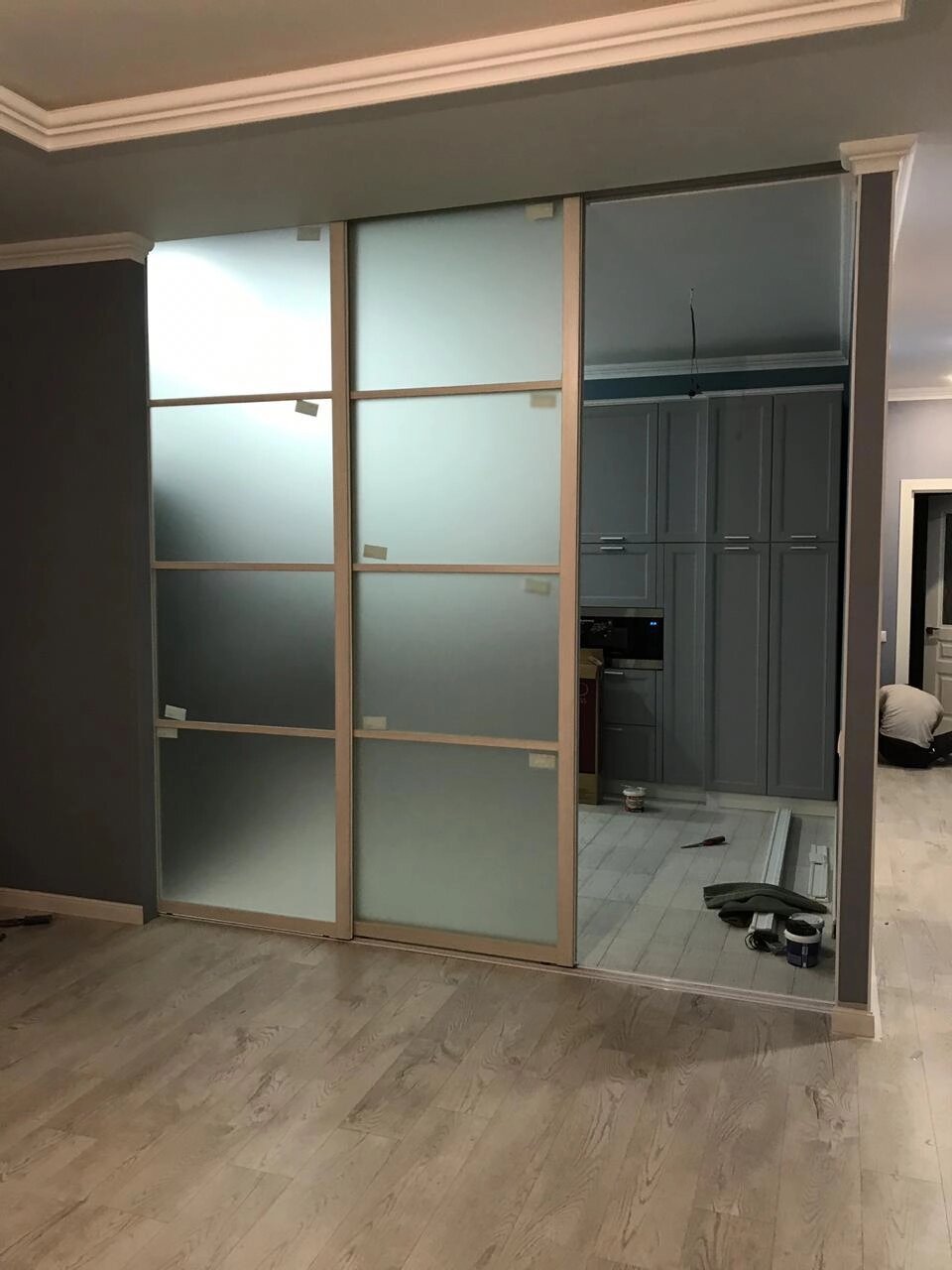 Раздвижная перегородка по системе Senator - матовое стекло от компании GlassLife Company - фото 1