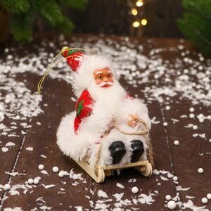 Дед Мороз 'В костюмчике с узорами и мехом, на санях' 13 см, красно-белый