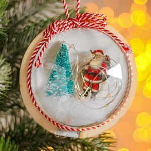 Новогодний шар с деревянной фигуркой и подсветкой 'Дед Мороз и фонарь' 12х12 см