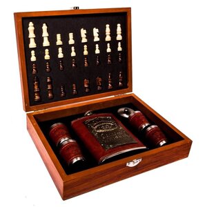 Подарочный набор: шахматы, фляжка, рюмки «Великий комбинатор» в деревянном кейсе (Jack Daniels)