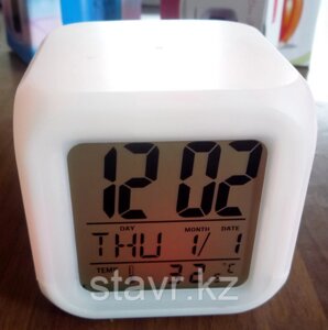Цифровые настольные часы куб
