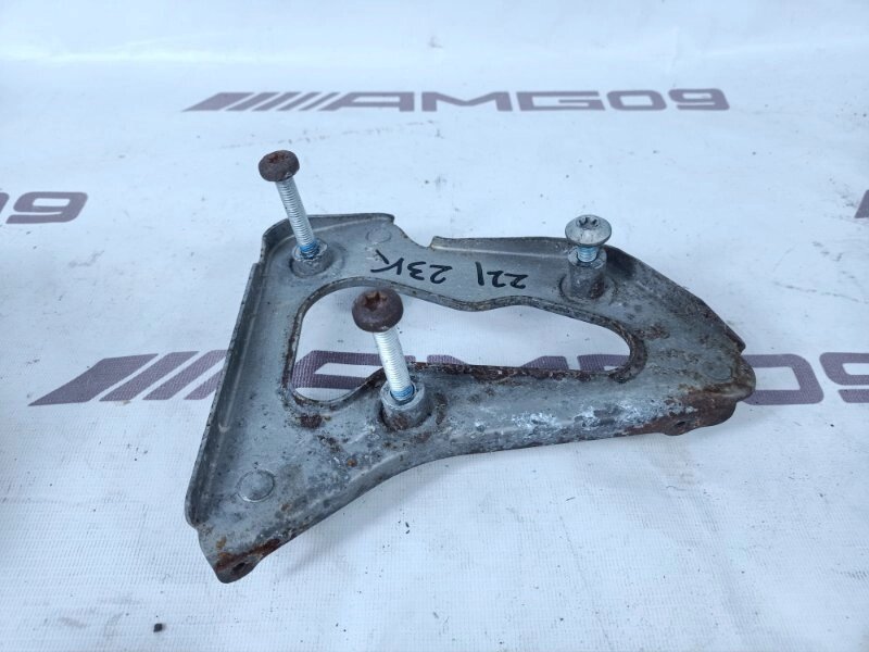 Кронштейн блока управления ручником Mercedes-Benz S-Class W221 M273.961 2005 - выбрать