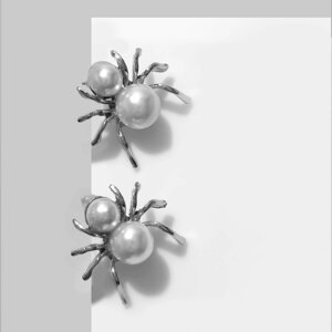 Серьги с жемчугом 'Паук' миниатюрный, цвет белый в серебре