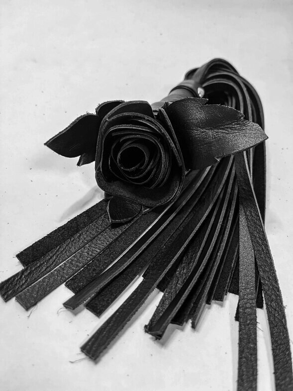 Плеть чёрная роза лаковая с кожаными хвостами от компании Секс шоп "More Amore" - фото 1