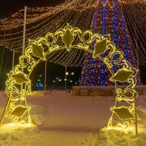 Новогодняя уличная арка с украшениями