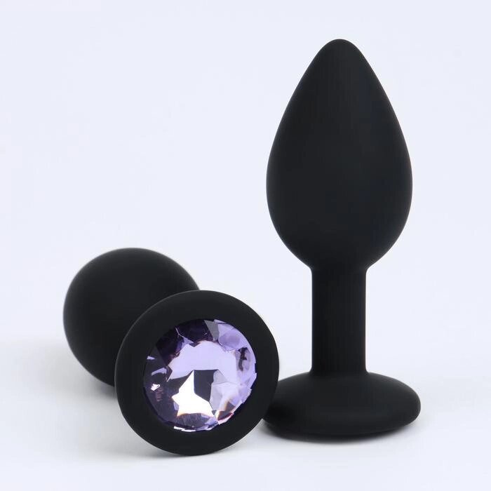 Анальная пробка с лиловым кристаллом чёрная (28 мм.*72 мм.) от компании Оптовая компания "Sex Opt" - фото 1