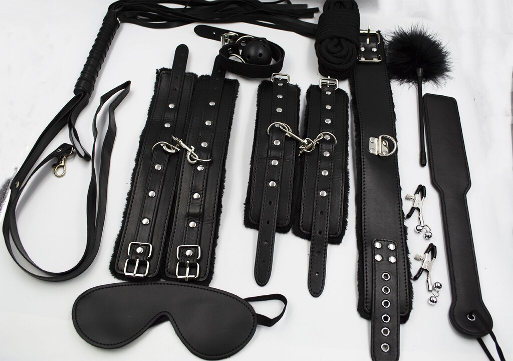 Фетиш набор черный 10 предметов (зажимы, тиклер, наручники, оковы для ног, ошейник, флоггер, кляп, маска, канат, бондаж) от компании Оптовая компания "Sex Opt" - фото 1