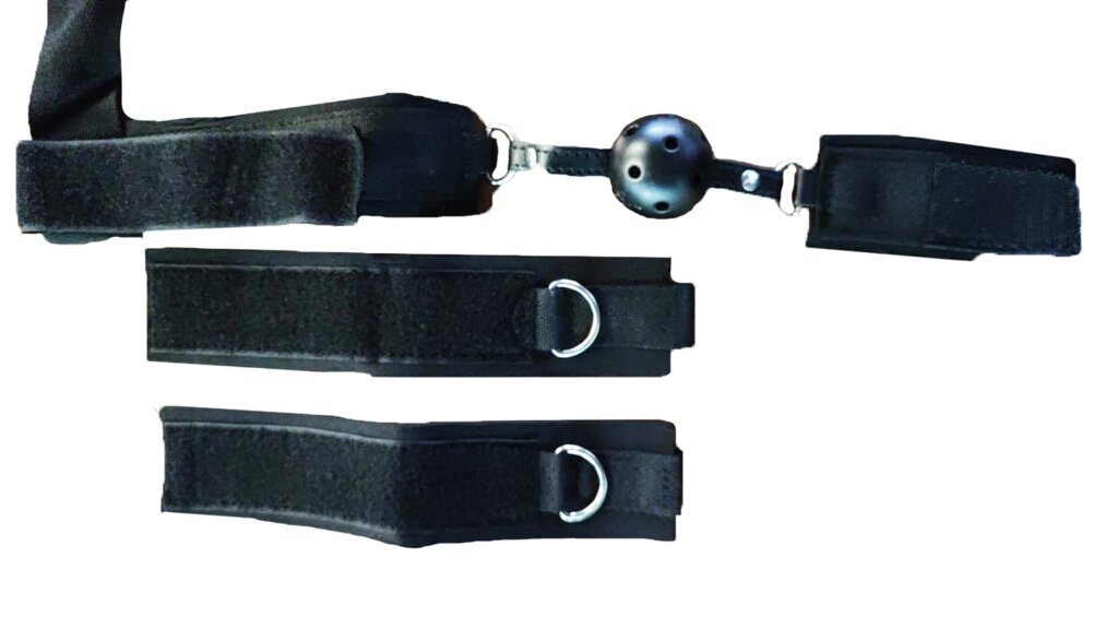 Кляп черный с наручниками для фиксации рук от компании Оптовая компания "Sex Opt" - фото 1