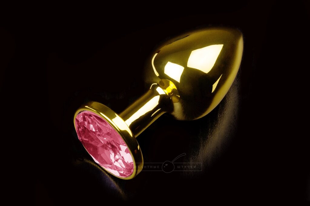 Маленькая золотистая анальная пробка с кристаллом  (7x2.5) Рубиновый от компании Оптовая компания "Sex Opt" - фото 1