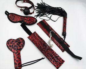 Фетиш набор красный леопард из 5 предметов (наручники, кляп, стек, флоггер, маска)
