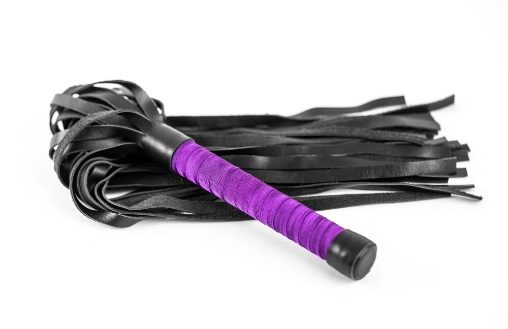 Плеть из натуральной кожи с атласной ручкой фиолетовая Romantic Arsenal от компании Оптовая компания "Sex Opt" - фото 1