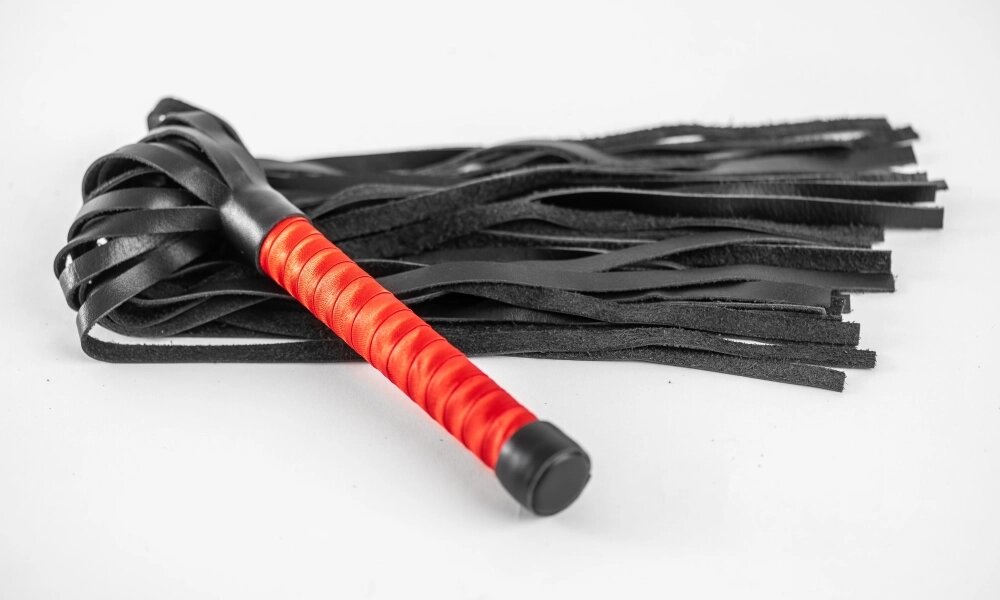 Плеть из натуральной кожи с атласной ручкой красная Romantic Arsenal от компании Оптовая компания "Sex Opt" - фото 1