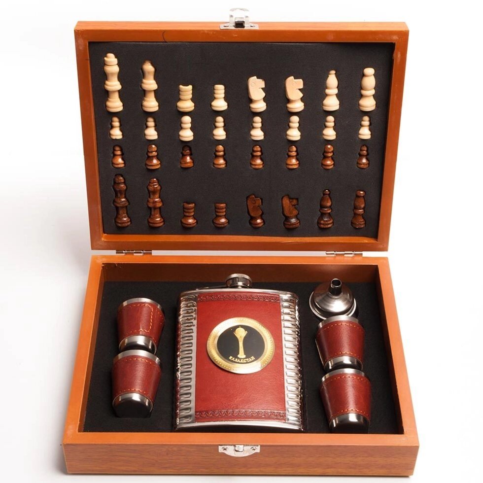 Подарочный набор: шахматы, фляжка, рюмки «Великий комбинатор» в деревянном кейсе (Байтерек&quot; - гарантия