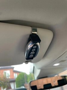 Держатель пульта для ворот с зажимом для солнцезащитного козырька автомобиля