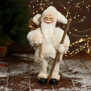 Дед Мороз 'В белой шубе, кофте ромбик, с посохом и подарками' 30х16 см