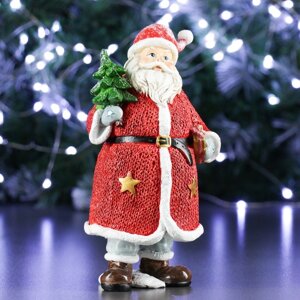 Фигура 'Дед Мороз с елкой и подарком' в красном 11х10х21см