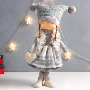 Кукла интерьерная 'Девочка в серой шубке и шапке с сердечком' 20х11х47 см