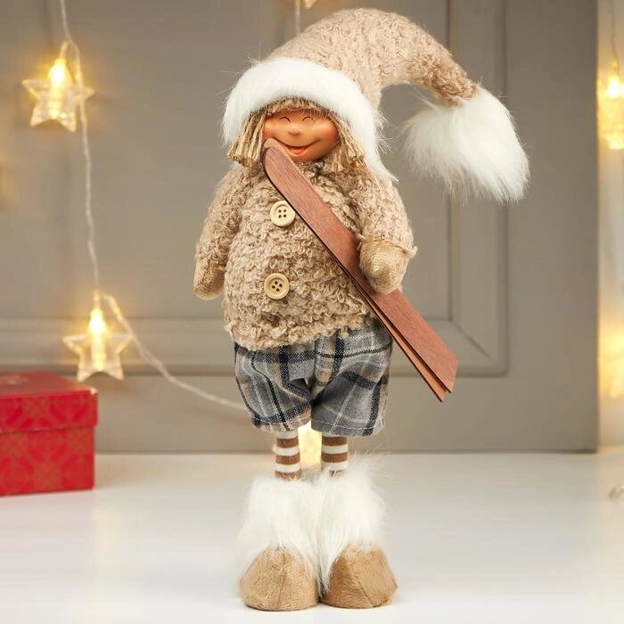 Кукла интерьерная 'Мальчик в бежевой меховой куртке, с лыжами в руке' 47х12х15 от компании Интернет-магазин "Flap" - фото 1