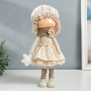 Кукла интерьерная 'Малышка в берете, в бежевом наряде, с цветком' 36,5х13х17 см
