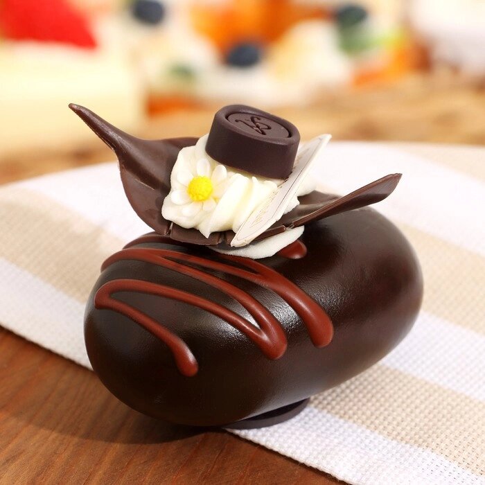 Муляж - магнит 'Пирожное Бонбон' шоколад, 8х5х6см от компании Интернет-магазин "Flap" - фото 1
