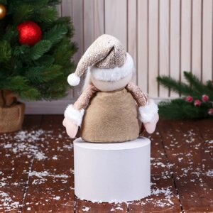 Мягкая игрушка 'Дед Мороз в вязаном колпаке' сидит, 15х22 см, золотисто-коричневый