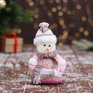 Мягкая игрушка 'Снеговик в вязаном костюме' 9х15 см, розовый