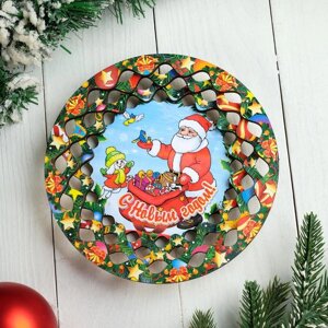 Тарелка сувенирная деревянная 'Новогодний. Дед Мороз, подарки лесу', цветной