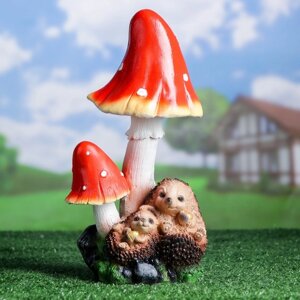 Садовая фигура 'Ежи под грибами' 15х16х31см