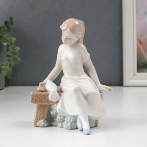 Сувенир керамика 'Девочка кормилица' 11х8,5х14,5 см