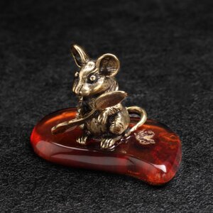 Сувенир 'Мышка с ложкой загребушкой', латунь, янтарь