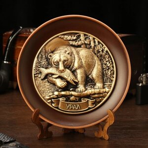 Тарелка сувенирная 'Медведь с рыбой', керамика, гипс, d16 см