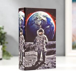 Сейф-книга дерево кожзам 'Космонавт на луне' 21х13х5 см