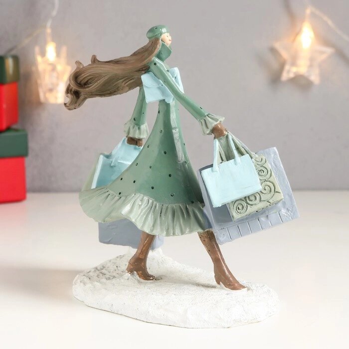 Сувенир полистоун 'Девушка в зимнем наряде - покупка подарков' 14,5х7,5х13,5 см от компании Интернет-магазин "Flap" - фото 1