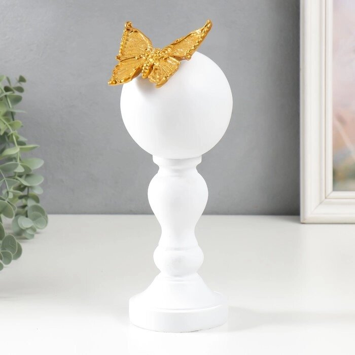 Сувенир полистоун 'Золотая бабочка на колонне с шаром' белый 24,5х9х10 см от компании Интернет-магазин "Flap" - фото 1