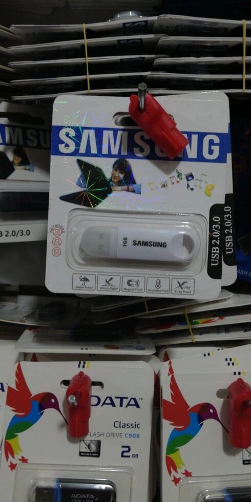 Флешка Samsung 16GB от компании Канцелярские, хозяйственные товары, рубашки, халаты, текстиль - фото 1