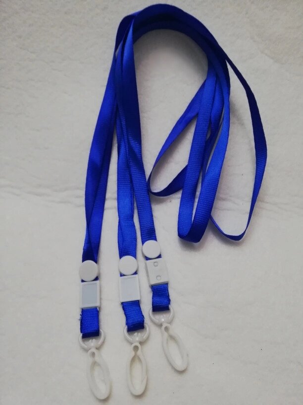 Ланьярд синего цвета 10 мм пластиковым карабином от компании Канцелярские, хозяйственные товары, рубашки, халаты, текстиль - фото 1