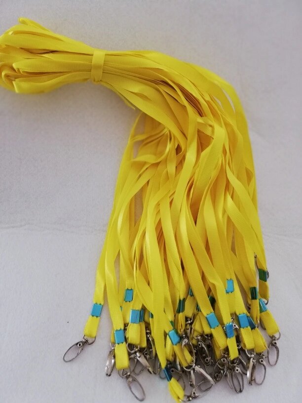 Ланьярд желтого цвета 10 мм металлическим карабином от компании Канцелярские, хозяйственные товары, рубашки, халаты, текстиль - фото 1