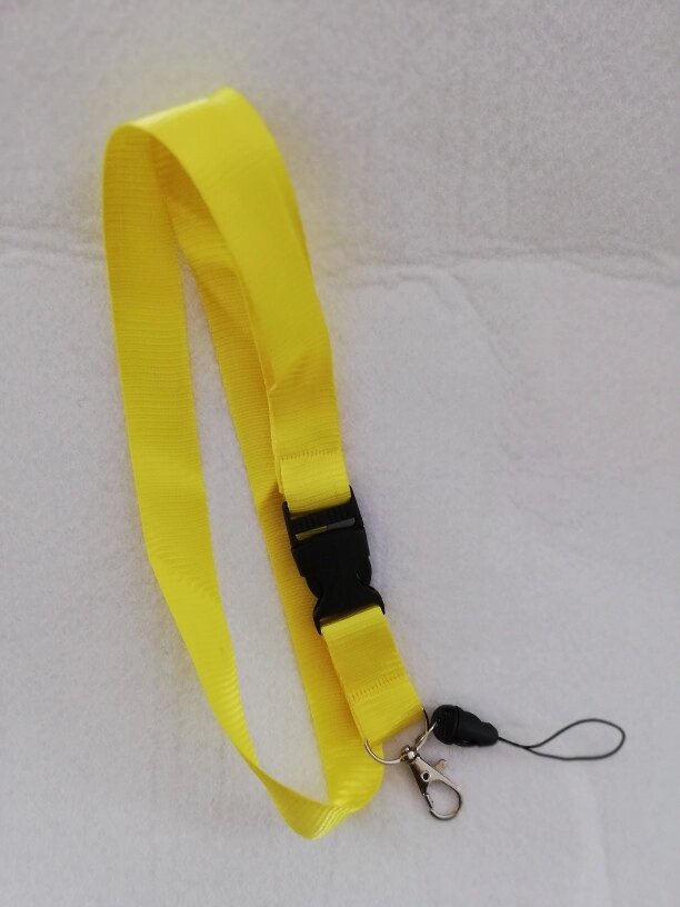 Ремешок д/бейджа желтого цвета 20 мм металлическим карабином от компании Канцелярские, хозяйственные товары, рубашки, халаты, текстиль - фото 1