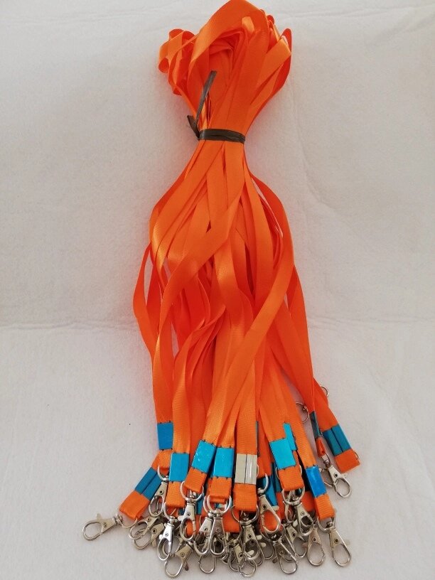 Ремешок оранжевого цвета 15 мм металлическим карабином от компании Канцелярские, хозяйственные товары, рубашки, халаты, текстиль - фото 1