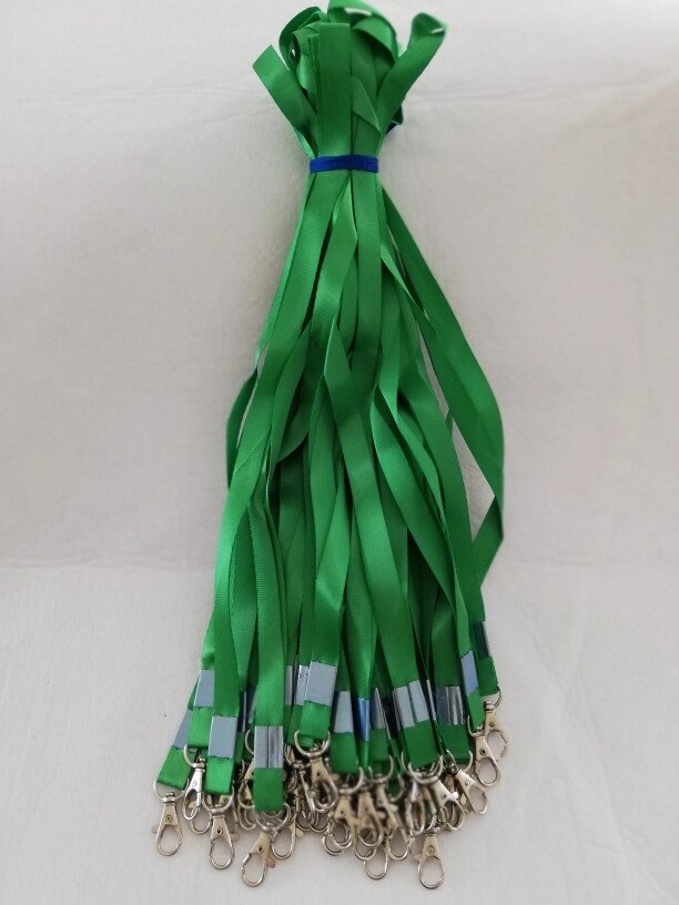 Ремешок зеленого цвета 15 мм металлическим карабином от компании Канцелярские, хозяйственные товары, рубашки, халаты, текстиль - фото 1