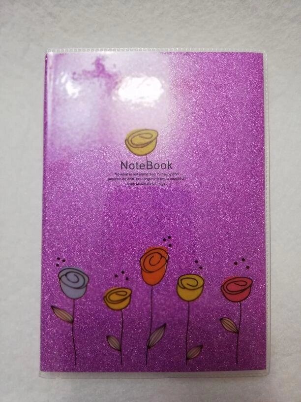 Записная книжка Note Book, 130*95 мм, прозрачной обложкой, цвет сиреневый с блестками от компании Канцелярские, хозяйственные товары, рубашки, халаты, текстиль - фото 1