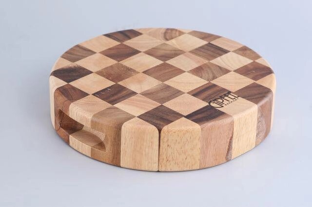 3438 GIPFEL Доска разделочная круглая двухцветная-"шахматка" 23x5 см (дерево гевеи и акации) от компании Интернет-магазин VPROK_kz - фото 1