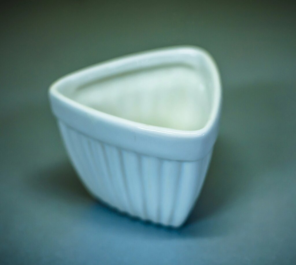 Чаша декоративная "Треугольная" (керамика, белая) от компании Интернет-магазин VPROK_kz - фото 1