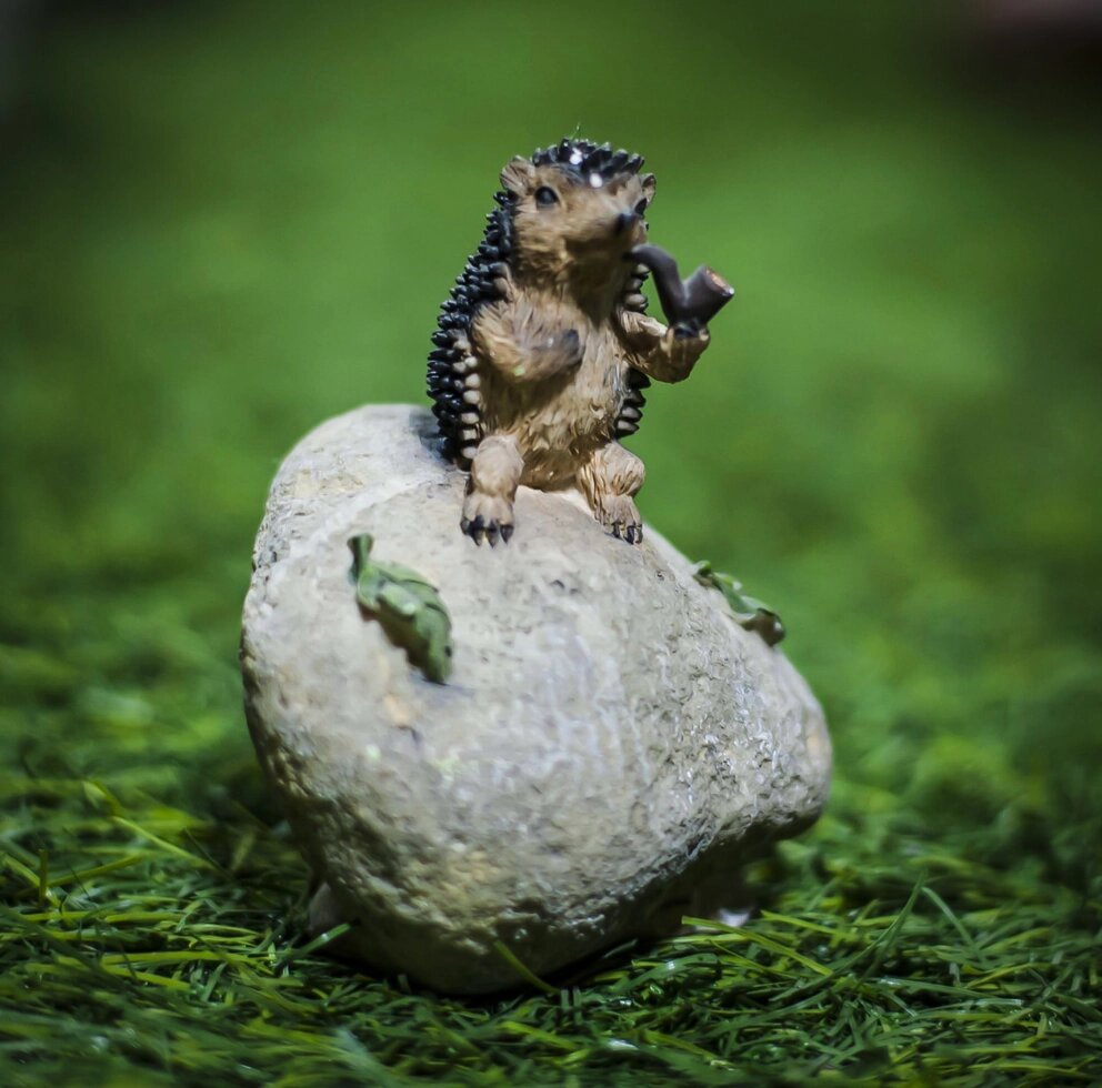 Декоративная садовая фигурка "Ежик на камне" от компании Интернет-магазин VPROK_kz - фото 1