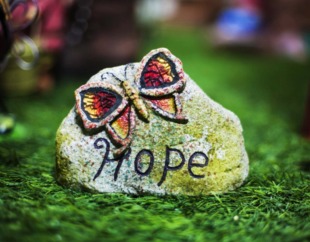 Декоративный садовый камень с бабочкой "Hope" от компании Интернет-магазин VPROK_kz - фото 1