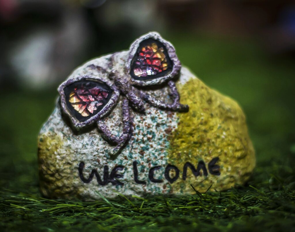 Декоративный садовый камень с бабочкой "Welcome" от компании Интернет-магазин VPROK_kz - фото 1