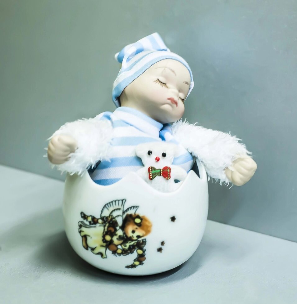 Фигурка -сувенир "Малыш с медвежонком" (голубая) от компании Интернет-магазин VPROK_kz - фото 1