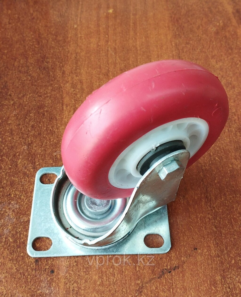 Колесо обрезиненное с площадкой, поворотное с подшипником диаметр d-100 мм, красный от компании Интернет-магазин VPROK_kz - фото 1
