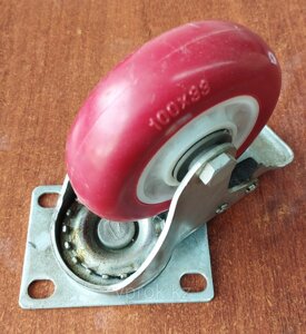 Колесо обрезиненное с площадкой, поворотное с подшипником и тормозом диаметр d-100 мм, красный