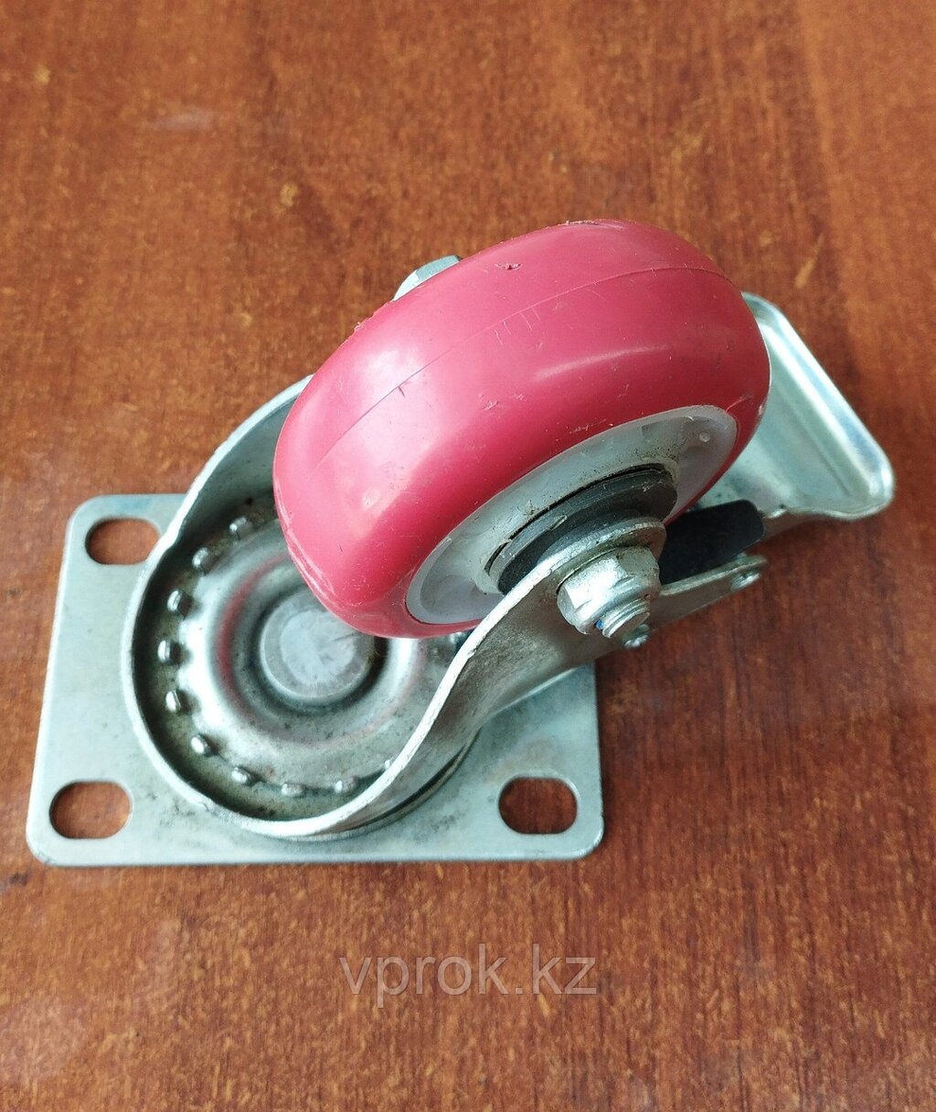 Колесо обрезиненное с площадкой, поворотное с подшипником и тормозом диаметр d-75 мм, красный от компании Интернет-магазин VPROK_kz - фото 1
